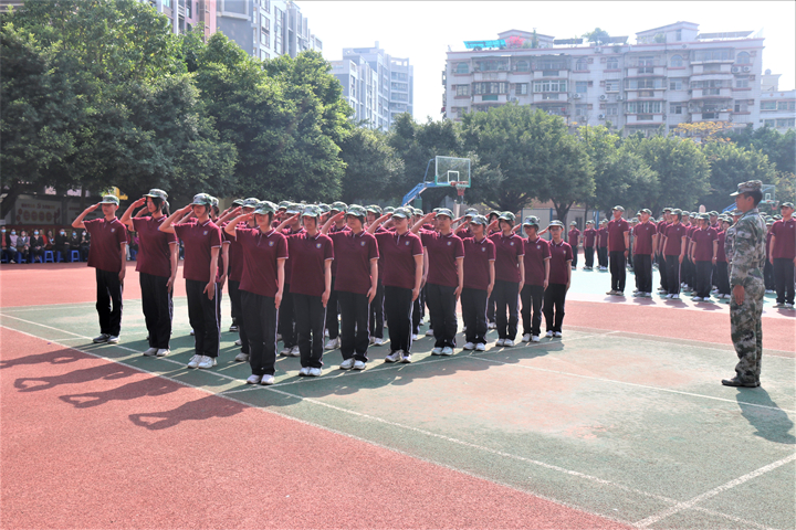 “集结完毕，请检阅！” ——深圳市龙华中英文实验学校2022级高一军训结营仪式
