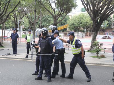 筑牢安全防线，共筑平安校园——深圳市龙华中英文实验学校联合龙城派出所开展反恐演练